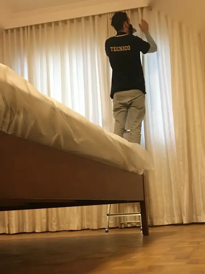 Instalador ajustando a persiana